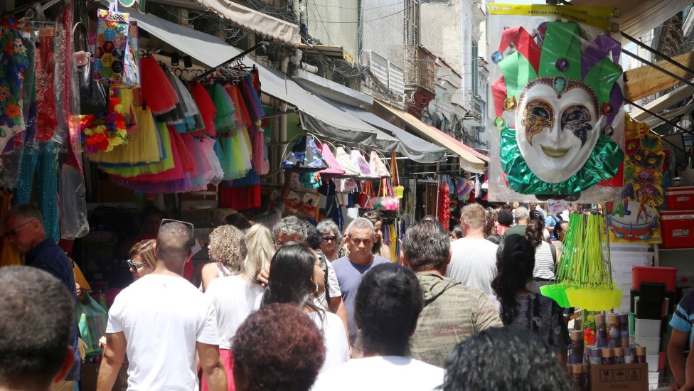 Foliões vão às compras na Saara às vésperas do carnaval de rua