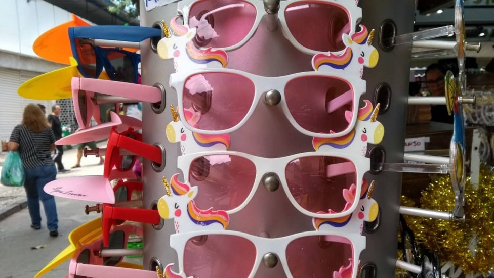 Olhar colorido com os óculos de unicórnio por R$ 10 (cada)