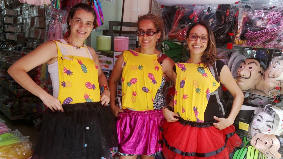 As amigas Maria Rita Rezende, à esquerda, Juliana Müller Freire e Aline Freitas gostam com fantasia em conjunto