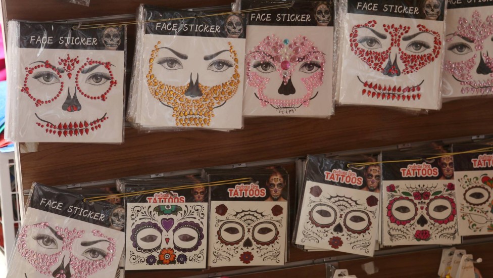 Máscaras de catrina de pedras e tatuagem: R$ 10