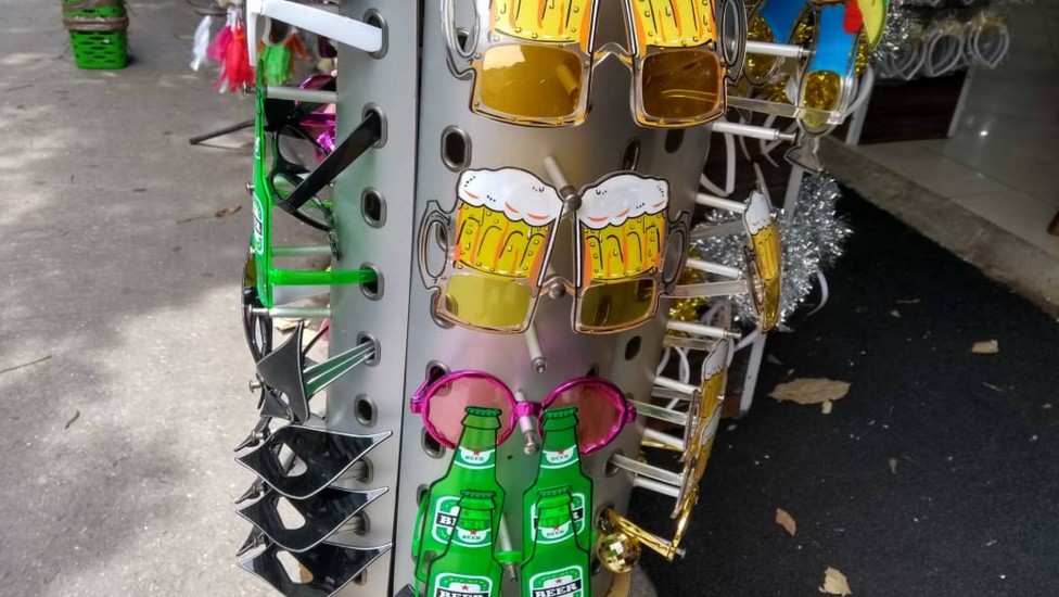 Óculos em formato de garrafa de cerveja e caneca de chopp: R$ 10 (cada)