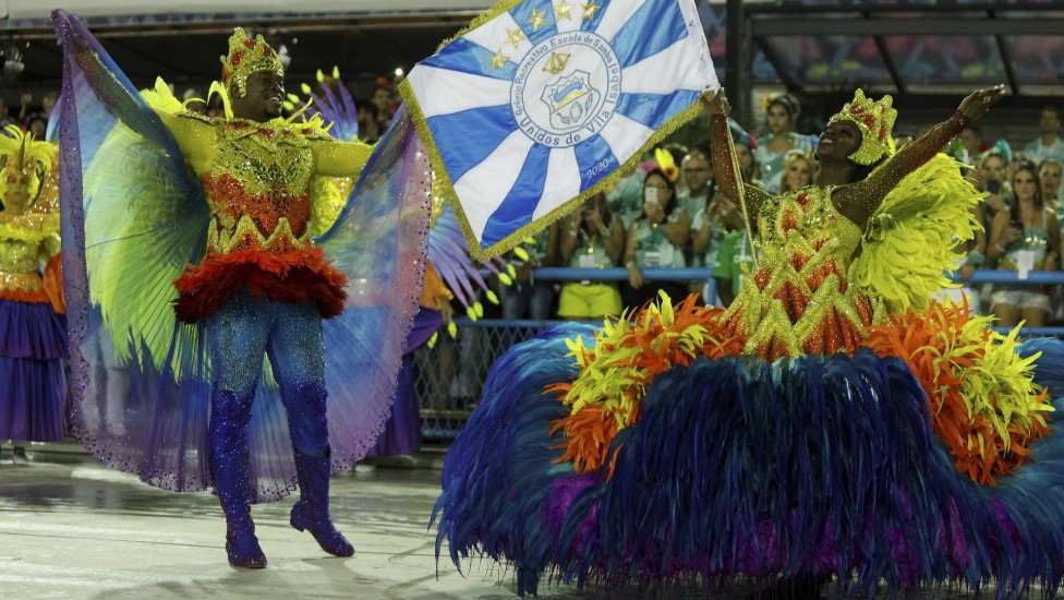 O primeiro casal de mestre-sala e porta-bandeira, Raphael Rodrigues e Denadir Garcia, representando Guaraci e a Jaci, deuses que com sua dança marcam a...