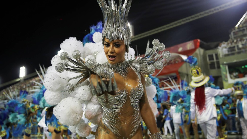 Aline Riscado estreou como rainha da bateria da Vila, com a fantasia Dama da Terra de Mil Carnavais