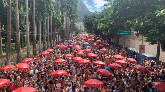 Bloco Vagalume lota as ruas do Jardim Botânico, na zona Sul do Rio