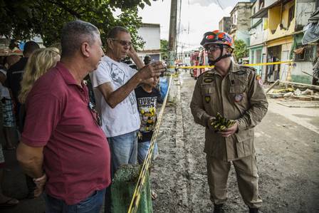 Na foto, um dos moradores, Agnaldo Nogueira (camisa branca), conversa com um bombeiro