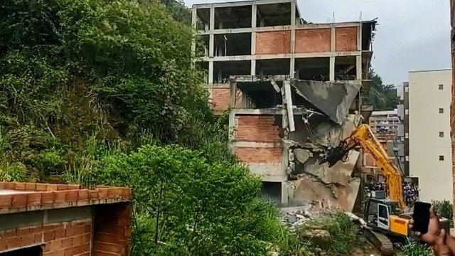 Ação da prefeitura começa a demolir prédios irregulares na Muzema, no Itanhangá