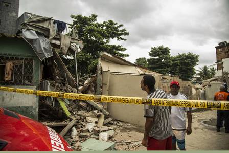 Elias Conceição observa a casa destruída após o desabamento