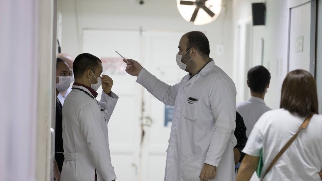 Médicos usam máscara em hospital de Barra Mansa, local do primeiro caso de covid-19 no Rio