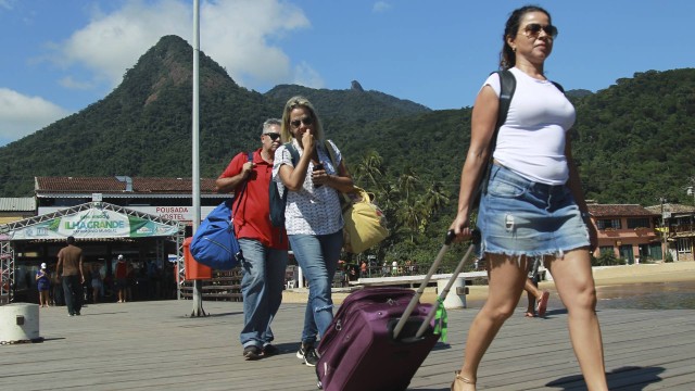 Turistas desembarcam na Vila do Abraão, na Ilha Grande - 18.12.2019