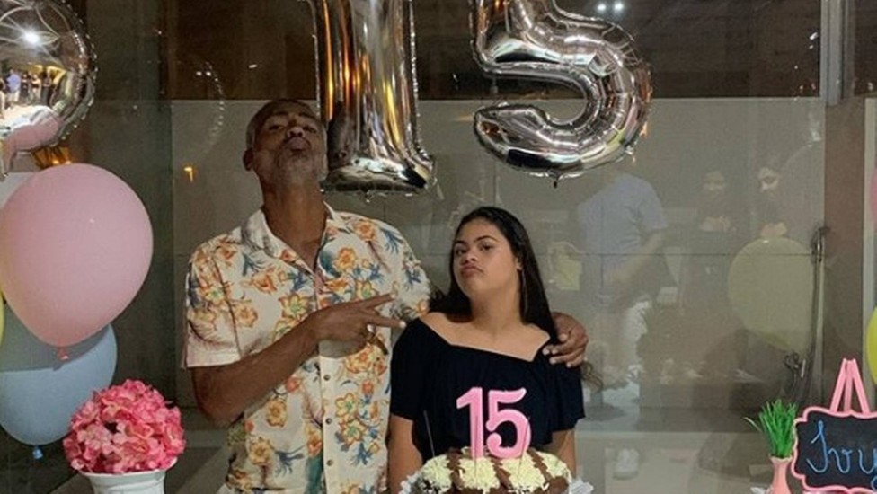 Romário faz festinha em casa para os 15 anos da filha caçula