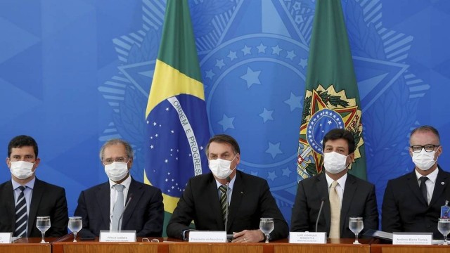 Os ministros Sergio Moro, Paulo Guedes, o presidente Jair Bolsonaro, o ministro Luiz Henrique Mandetta e o diretor-presidente da Anvisa, Antonio Barra Torres (da esquerda para direita)