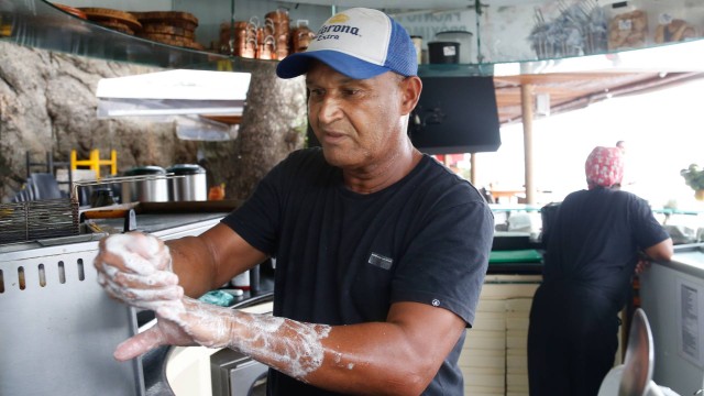 Carlos Alberto dos Santos, de 54 anos, é auxiliar de serviços gerais num quiósque da praia do Leme