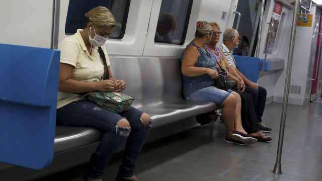 Passageiros com máscara no metrô, na Zona Sul do Rio