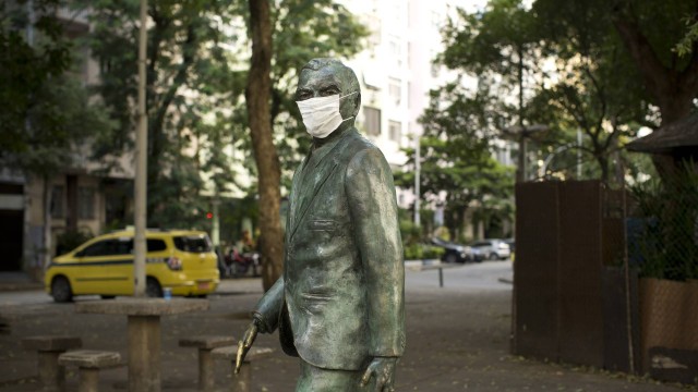 Estátua de Nelson Rodrigues, na Praça Manuel Campos da Paz, em Copacabana, com máscara cirúrgica