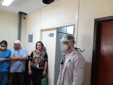 Teste da máscara em profissional de saúde no Hospital Antônio Pedro, em Niterói