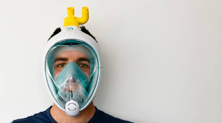 Italianos adaptaram máscara de mergulho para uso em hospitais