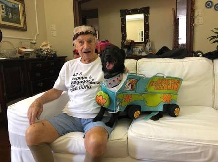 Aos 100 anos, Orlando Drummond posa com pet em casa durante quarentena