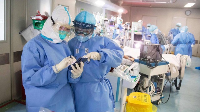 Médicos trabalham em um dos hospitais de Wuhan, na China