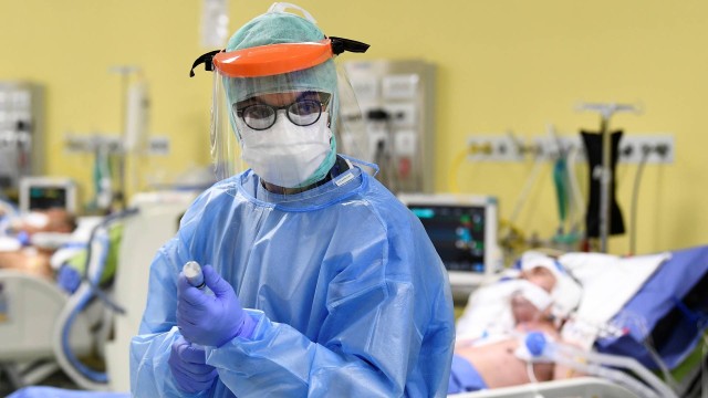 Médico trata paciente com coronavírus na UTI de um hospital em Milãa