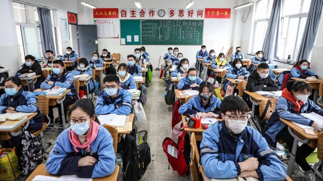 Estudantes de escola na cidade de Huaian, no leste da China, voltaram às aulas após flexibilização de regras de isolamento social na China; nem todas as províncias voltaram às aulas