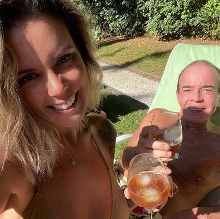 Conde Chiquinho Scarpa toma sol e gin com a namorada 30 anos mais jovem durante a quarentena