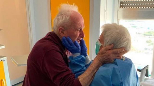 O reencontro dos italianos Giorgio e Rosa, casados há 52 anos, após vencerem o coronavírus