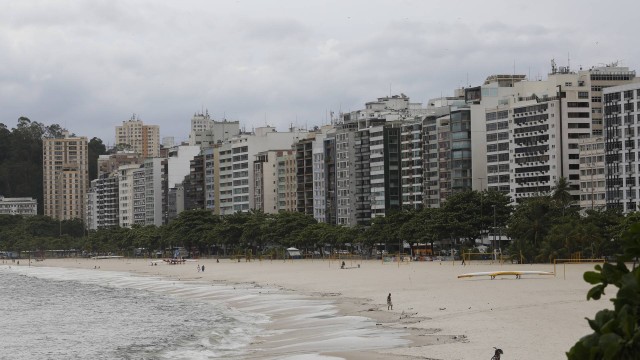 Praia de Icarai: Prefeitura de Niterói dá auxílio a moradores informais