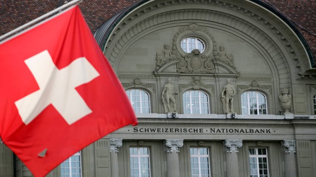 Bandeira da Suíça em frente ao Banco Nacional do país