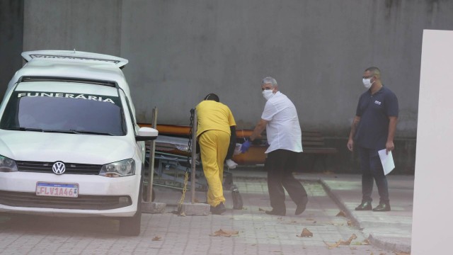 No Hospital Evandro Freire, homens carregarm caixão até carro de funerária
