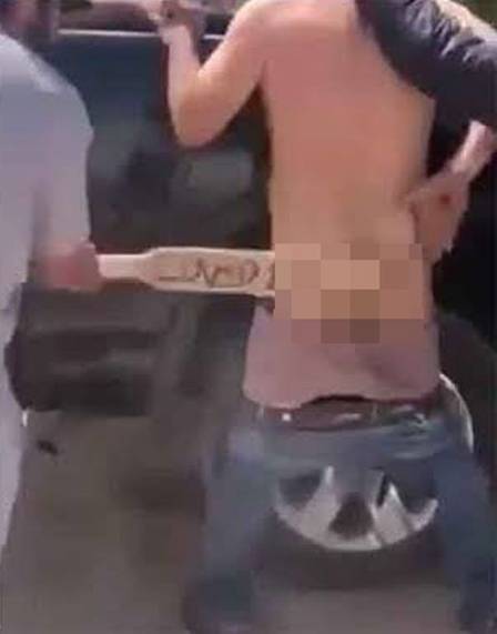 Fotos de um homem sendo espancado com uma tábua de madeira, onde se lia Covid-19 escrito, também viralizaram.