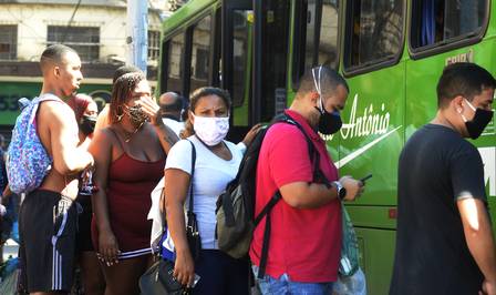 Em Caxias, grande movimento de pedestres e fila por ônibus