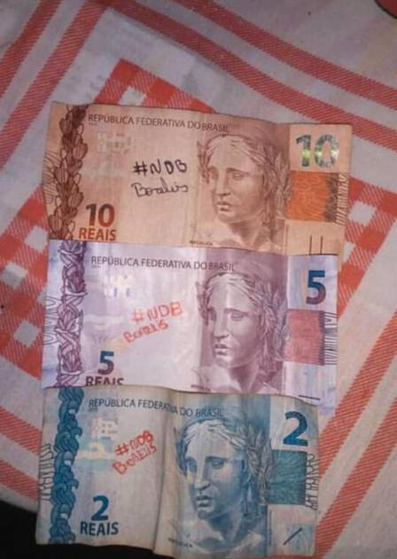 Nego do Borel é vítima de golpe que daria prêmio de até R$ 1 mil para quem achasse notas de reais rabiscadas com #ndb