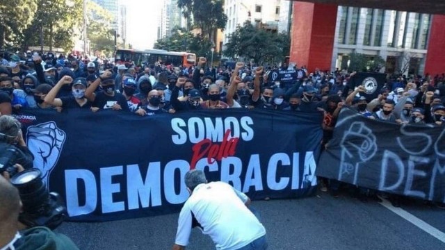 Corintianos se manifestam em defesa da democracia em São Paulo