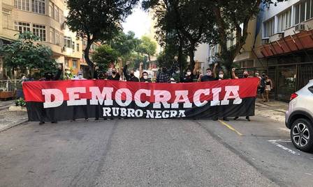 Flamenguistas protestam pela democracia por ruas de Copacabana