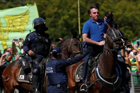Bolsonaro montou em um cavalo da Polícia Militar durante manifestação