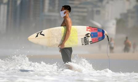 Máscara até na hora de surfar: atleta flagrado no fim de abril se aventurando no mar da Barra da Tijuca