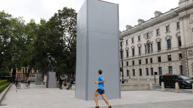 A Estátua do ex-primeiro-ministro Winston Churchill em Londres foi coberta
