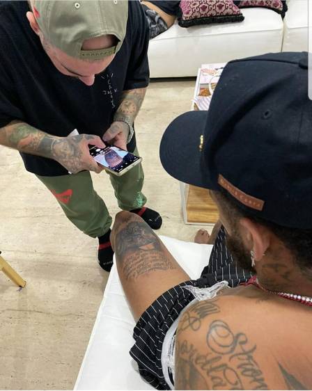 Neymar faz mais uma tatuagem na perna