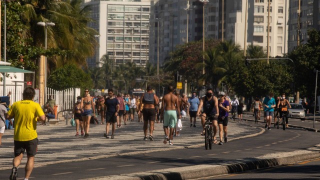Calçadão entre as Praias do Leme e Copacabana, no Rio, lotada de pessoas