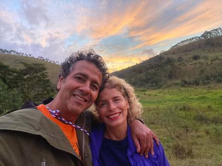 Marcos Palmeira e a mulher em sua fazenda, em Teresópolis