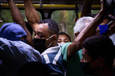 Passageiros aglomerados em pé dentro do BRT, na estação do Mato Alto, na Zona Oeste do Rio