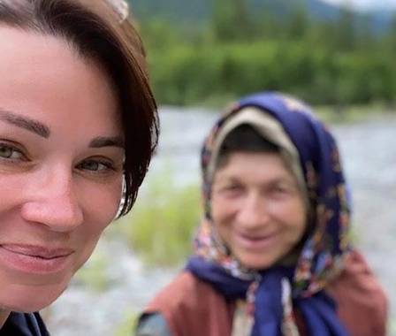 Arina Shumakova visita Agafya Lykova na Sibéria
