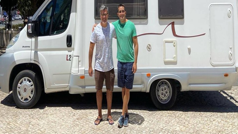 Leonardo Vieira faz viagem de motorhome com o marido