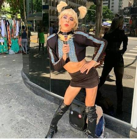Ivy Lima ganha vida como cover de Xuxa nas ruas do Rio