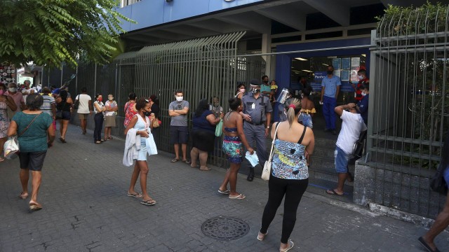Fila da Caixa Econômica Federal em Bonsucesso para o pagamento do auxílio emergencial a beneficiários do Bolsa Família