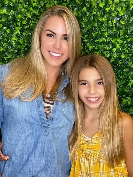 Joana Prado e a filha em salão em Miami