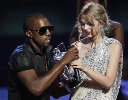 Kanye West rouba o microfone de Taylor Swift