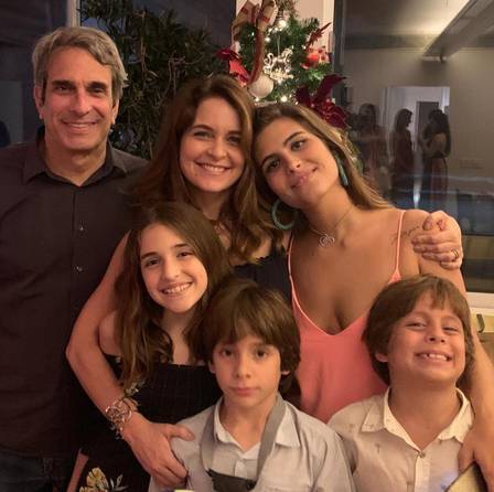 Claudia Abreu com seus quatro filhos