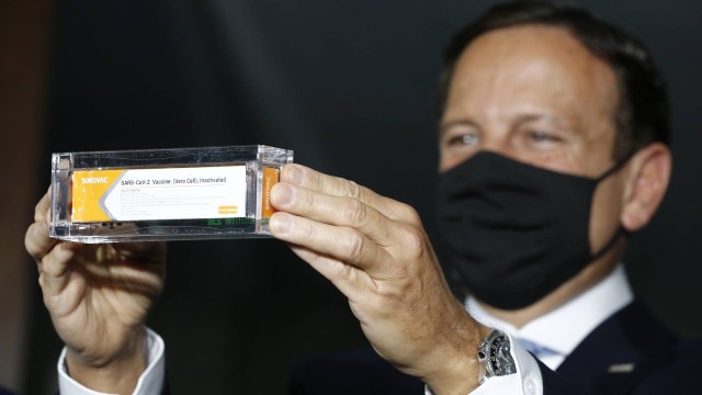 Governador de Sao Paulo, Joao Doria mostra caixa da vacina Coronavac, em Brasilia