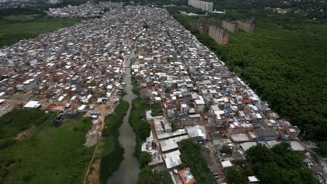 Na primeira comunidade do Rio controlada por uma milícia, um acordo entre paramilitares e traficantes permitiu a instalação de ponto de venda de drogas num trecho às margens da Lagoa da Tijuca, conhecido como Areal